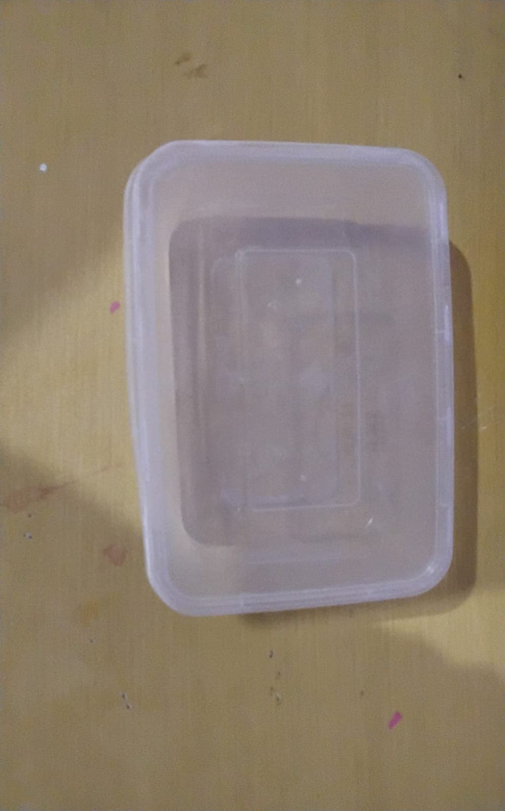 صندوق بلاستيك متوسط الحجم جديد نوعا ما